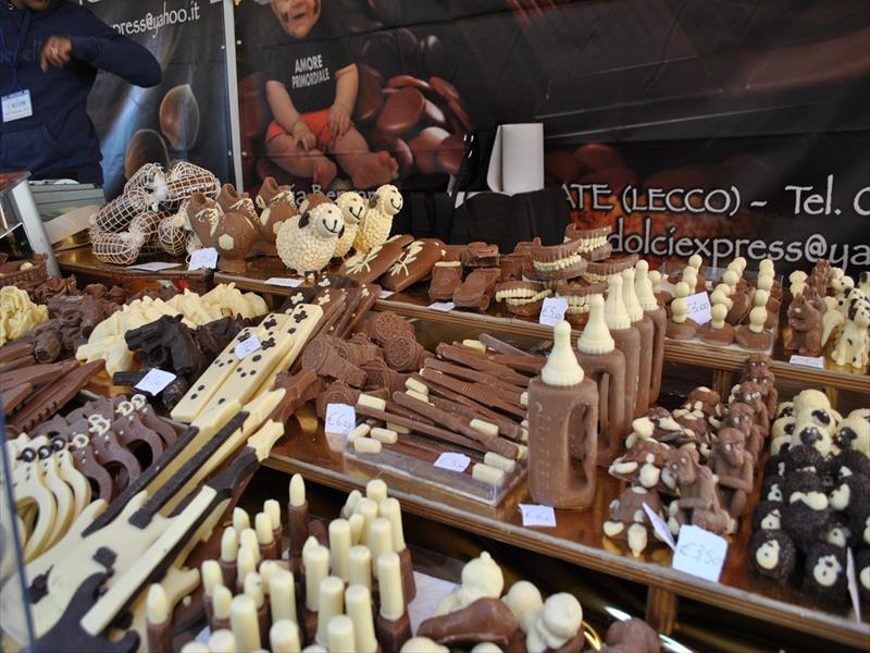 Cioccolato artigianale in diverse forme su un bancone