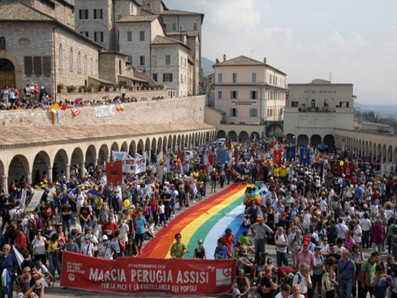Marcia Perugia-Assisi con bandiere arcobaleno