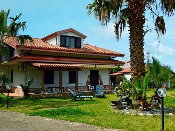 Villa con giardino